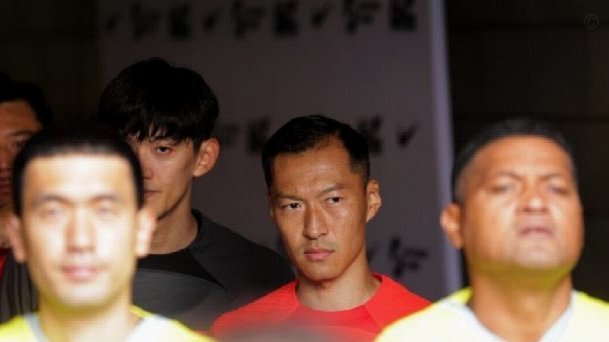 吴曦外围远射，王国明托出击中横梁