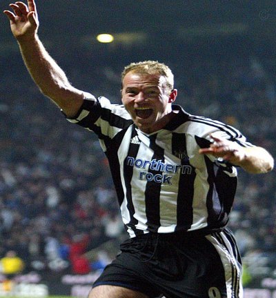 希勒质疑点球：球先碰大腿再弹手臂