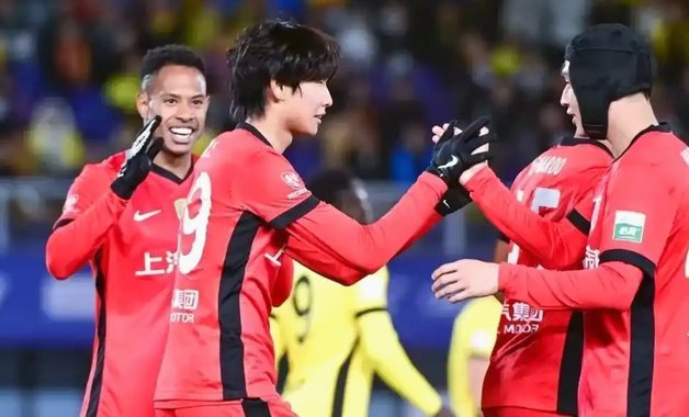 海港“双子星”集体倒戈？蒯纪闻点赞、李新翔收藏，天才少年要投奔申花？