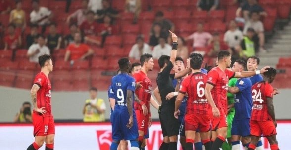 金永浩放倒张志雄，VAR查看红牌事件后确认无需红牌