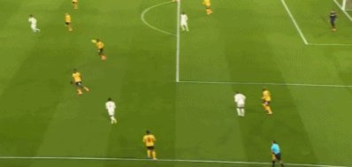 吉滕斯传中制造混乱，佩德罗小禁区射门遭金斯基神扑