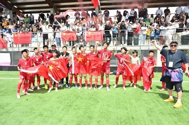 中国小将0-1负皇马，少打两人仍胜