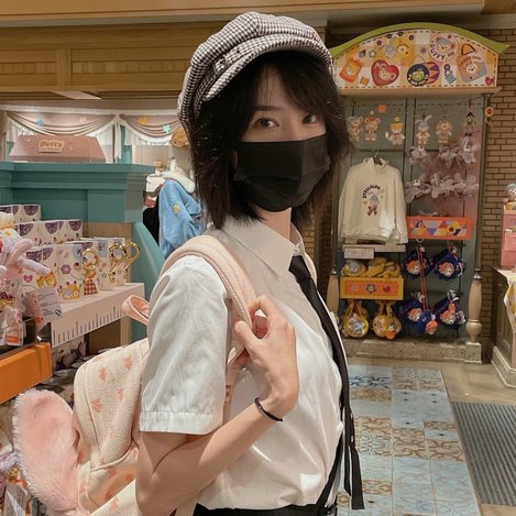 查瓦里亚女友外出时偶尔松鼠“拦路”，她不敢上前只得绕路
